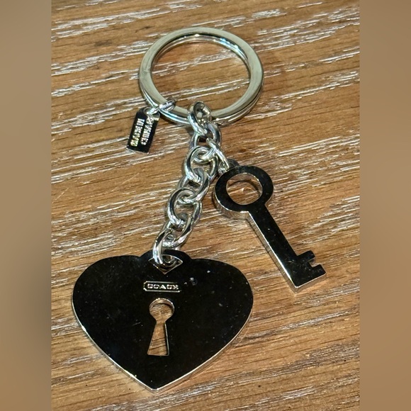 COACH Silver keyhole Embossed Signature Heart Keychain Keyring Key-fob 4” NWOT - Picture 2 of 7